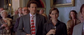 Movie still from “Bridget Jones's Diary” (2001), directed by Sharon Maguire – A man and a woman standing next to each other holding a glass; Close Up shot, Over the shoulder angle