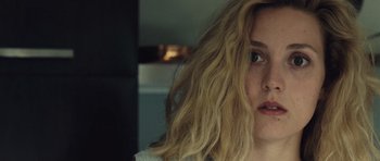 Movie still from “Café de Flore” (2011), directed by Jean-Marc Vallée – A person with long blonde hair; Close Up shot, Over the shoulder angle