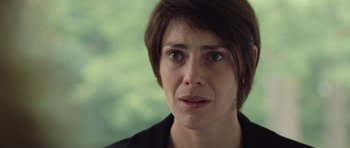 Movie still from “Café de Flore” (2011), directed by Jean-Marc Vallée – A person with short brown hair; Close Up shot, Over the shoulder angle