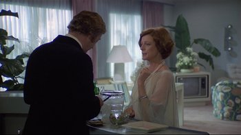 Movie still from “California Suite” (1978), directed by Herbert Ross – A man and a woman are talking to each other; Medium shot, Over the shoulder angle