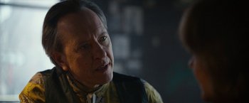 Movie still from “Can You Ever Forgive Me?” (2018), directed by Marielle Heller – An older man is looking into the distance; Close Up shot, Over the shoulder angle
