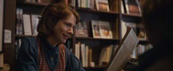 Movie still from “Can You Ever Forgive Me?” (2018), directed by Marielle Heller – A woman sitting in front of a book shelf; Close Up shot, Over the shoulder angle