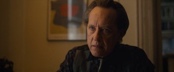 Movie still from “Can You Ever Forgive Me?” (2018), directed by Marielle Heller – An older man is looking into the camera; Close Up shot, Over the shoulder angle