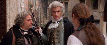 Movie still from “Casanova” (2005), directed by Lasse Hallström – A man in a wig and a wig stands next to a woman; Medium shot, Over the shoulder angle