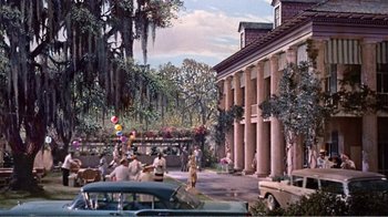 Movie still from “Cat on a Hot Tin Roof” (1958), directed by Richard Brooks – A group of people standing in front of a building; Extreme Wide shot, High angle