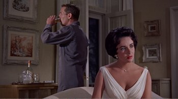 Movie still from “Cat on a Hot Tin Roof” (1958), directed by Richard Brooks – A man and a woman are standing in front of a couch; Medium shot, Over the shoulder angle