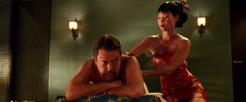 Movie still from “Charlie's Angels” (2000), directed by McG – A man and a woman are laying on a bed; Medium shot, Low angle