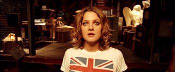 Movie still from “Charlie's Angels: Full Throttle” (2003), directed by McG – A woman in a t - shirt is looking at the camera; Close Up shot, Low angle