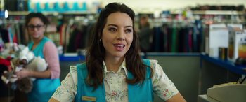 Movie still from “Child's Play” (2019), directed by Lars Klevberg – A woman wearing a blue vest and a floral shirt; Close Up shot, Over the shoulder angle