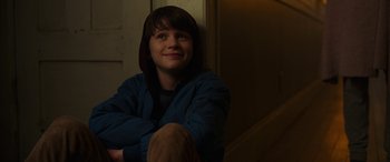 Movie still from “Child's Play” (2019), directed by Lars Klevberg – A person sitting on the ground in a room; Close Up shot, Over the shoulder angle