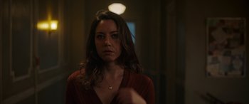 Movie still from “Child's Play” (2019), directed by Lars Klevberg – A woman in a red shirt is looking at the camera; Close Up shot, Over the shoulder angle