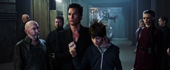 Movie still from “The Dark Tower” (2017), directed by Nikolaj Arcel – A man standing next to a young boy in front of a crowd; Medium shot, Over the shoulder angle