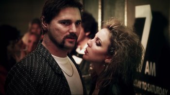 Movie still from “Chopper” (2000), directed by Andrew Dominik – A man and a woman standing next to each other; Close Up shot, Over the shoulder angle