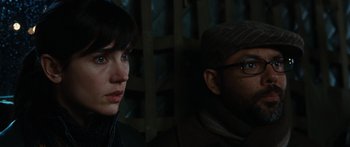 Movie still from “The Day the Earth Stood Still” (2008), directed by Scott Derrickson – Close Up shot, Over the shoulder angle