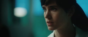 Movie still from “The Day the Earth Stood Still” (2008), directed by Scott Derrickson – A person with short hair; Close Up shot, Over the shoulder angle