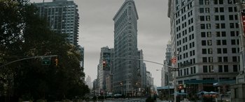 Movie still from “The Day the Earth Stood Still” (2008), directed by Scott Derrickson – A tall building in the middle of a city; Extreme Wide shot, Low angle