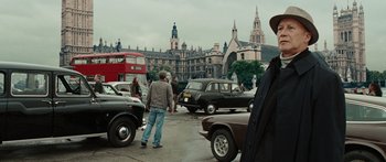 Movie still from “The Day the Earth Stood Still” (2008), directed by Scott Derrickson – Many cars are parked on the side of the road; Wide shot, Over the shoulder angle