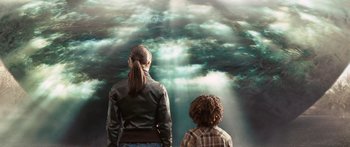 Movie still from “The Day the Earth Stood Still” (2008), directed by Scott Derrickson – A woman and a child looking at a painting; Medium shot, Low angle