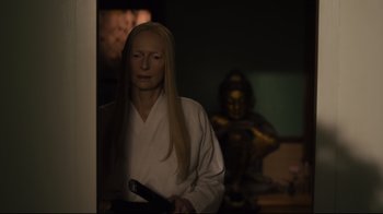 Movie still from “The Dead Don't Die” (2019), directed by Jim Jarmusch – A woman with long blonde hair is holding a sword; Close Up shot, Over the shoulder angle