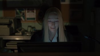 Movie still from “The Dead Don't Die” (2019), directed by Jim Jarmusch – A woman sitting in front of a computer monitor; Close Up shot, Over the shoulder angle