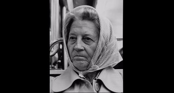 Movie still from “Code Unknown” (2000), directed by Michael Haneke – An older woman wearing a head scarf in a black and white photo; Close Up shot, Low angle