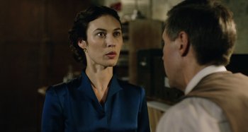 Movie still from “The Death of Stalin” (2017), directed by Armando Iannucci – A man and a woman are talking to each other in a kitchen; Close Up shot, Over the shoulder angle