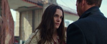 Movie still from “Collateral Beauty” (2016), directed by David Frankel – A person with long brown hair; Close Up shot, Over the shoulder angle