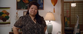 Movie still from “The Descendants” (2011), directed by Alexander Payne – An older woman standing next to a lamp in a living room; Close Up shot, Over the shoulder angle