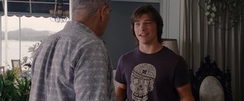 Movie still from “The Descendants” (2011), directed by Alexander Payne – A man standing next to another man in front of a mirror; Medium shot, Over the shoulder angle