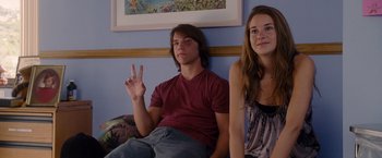 Movie still from “The Descendants” (2011), directed by Alexander Payne – A man and a woman sitting next to each other in a room; Medium shot, Over the shoulder angle