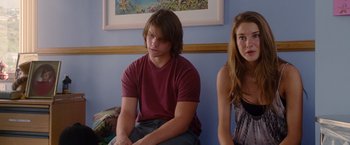 Movie still from “The Descendants” (2011), directed by Alexander Payne – A man and a woman sitting next to each other in a room; Medium shot, Over the shoulder angle