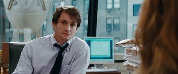 Movie still from “Confessions of a Shopaholic” (2009), directed by P.J. Hogan – A man sitting in front of a computer monitor; Close Up shot, Over the shoulder angle