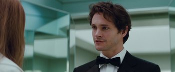 Movie still from “Confessions of a Shopaholic” (2009), directed by P.J. Hogan – A person wearing a suit and bow tie; Close Up shot, Over the shoulder angle