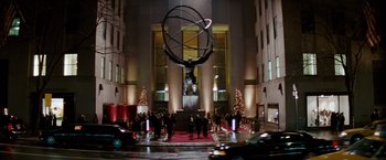 Movie still from “Confessions of a Shopaholic” (2009), directed by P.J. Hogan – A group of people standing in front of a building; Extreme Wide shot, Low angle