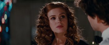 Movie still from “Confessions of a Shopaholic” (2009), directed by P.J. Hogan – A person with curly hair; Close Up shot, Over the shoulder angle