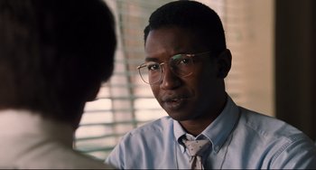 Movie still from “The Front Runner” (2018), directed by Jason Reitman – A man wearing glasses and a tie is looking at another man; Close Up shot, Over the shoulder angle