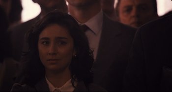 Movie still from “The Front Runner” (2018), directed by Jason Reitman – A woman in a suit and tie standing in front of a crowd; Close Up shot, Over the shoulder angle