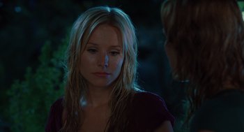 Movie still from “Couples Retreat” (2009), directed by Peter Billingsley – A woman with blonde hair and a purple shirt is talking to another woman; Close Up shot, Over the shoulder angle