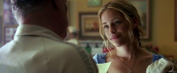 Movie still from “Coyote Ugly” (2000), directed by David McNally – A beautiful woman sitting in front of a man; Close Up shot, Over the shoulder angle
