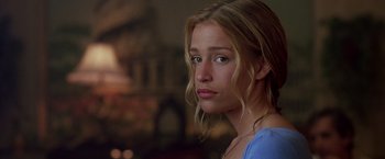 Movie still from “Coyote Ugly” (2000), directed by David McNally – A person with long blonde hair; Close Up shot, Low angle