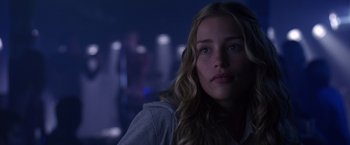 Movie still from “Coyote Ugly” (2000), directed by David McNally – A beautiful young woman with long blonde hair and blue eyes; Close Up shot, Over the shoulder angle