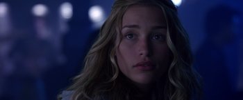 Movie still from “Coyote Ugly” (2000), directed by David McNally – A person with long blonde hair; Close Up shot, Low angle