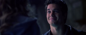 Movie still from “Coyote Ugly” (2000), directed by David McNally – A person smiling; Close Up shot, Over the shoulder angle