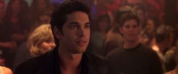 Movie still from “Coyote Ugly” (2000), directed by David McNally – A man that is sitting in a room; Close Up shot, Over the shoulder angle