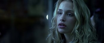 Movie still from “Coyote Ugly” (2000), directed by David McNally – A person with long blonde hair; Close Up shot, Over the shoulder angle