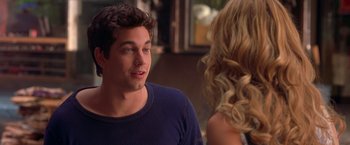 Movie still from “Coyote Ugly” (2000), directed by David McNally – A man and a woman talking to each other; Close Up shot, Over the shoulder angle