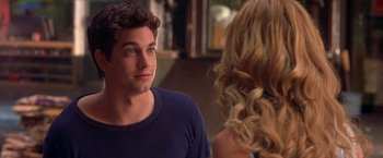 Movie still from “Coyote Ugly” (2000), directed by David McNally – A man and a woman are looking at each other; Close Up shot, Over the shoulder angle