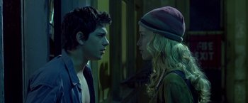 Movie still from “Coyote Ugly” (2000), directed by David McNally – A man and a woman standing next to each other; Close Up shot, Over the shoulder angle