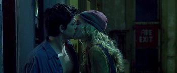 Movie still from “Coyote Ugly” (2000), directed by David McNally – A man and a woman kissing each other; Medium shot, Low angle