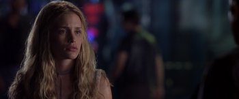 Movie still from “Coyote Ugly” (2000), directed by David McNally – A woman with long blonde hair standing next to a building; Close Up shot, Over the shoulder angle